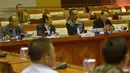 Ketua Komisi Pemberantasan Korupsi (KPK), Abraham Samad (kedua dari kanan) saat melakukan Rapat Dengar Pendapat dengan Komisi III DPR RI di Gedung Parlemen Senayan, Jakarta, Senin, (1/12/2014). (Liputan6.com/Andrian Martinus Tunay)