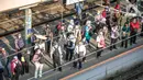 Penumpang menunggu KRL di Stasiun Tanah Abang, Jakarta Pusat, Kamis (4/2/2021) sore. Menurut keterangan petugas, antrean panjang tersebut hampir terjadi setiap harinya saat bulan Ramadhan. (Liputan6.com/Faizal Fanani)