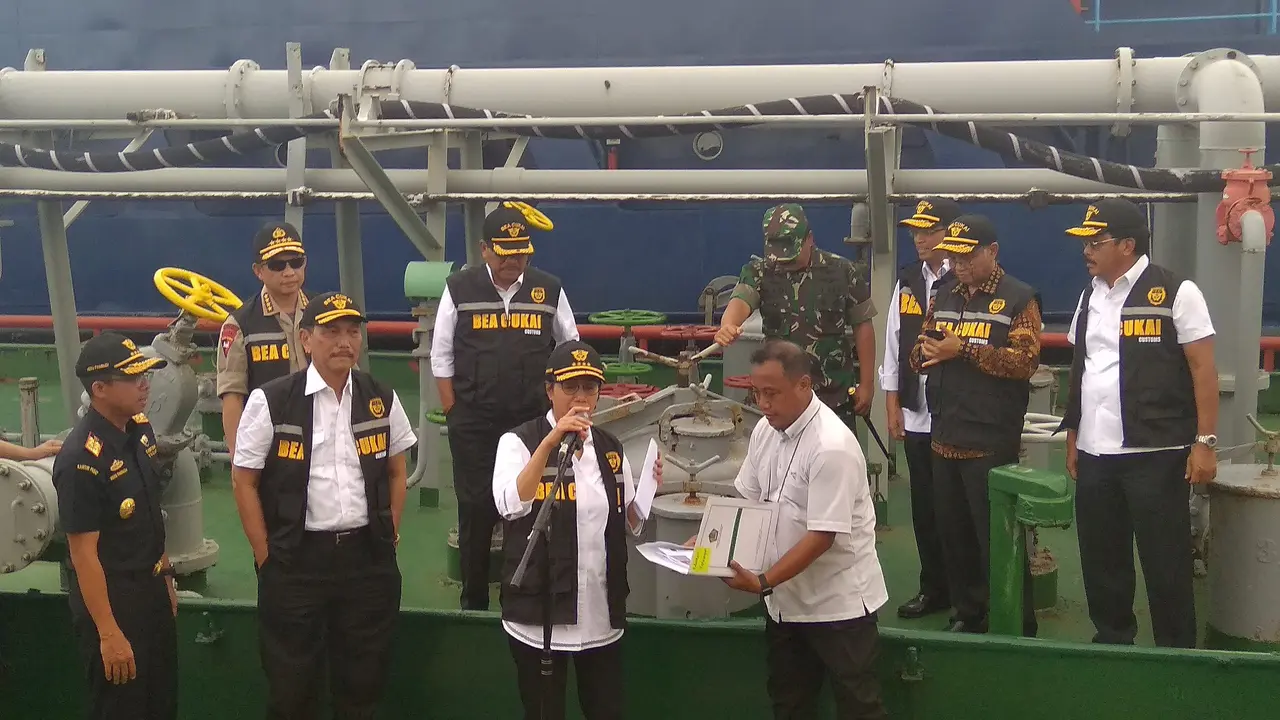 Menteri Keuangan Sri Mulyani usai melakukan penandatangan MoU dengan 7 lembaga Negara untuk membentuk Tim Penertiban Pesisir Pantai Sumatra dan Batam.