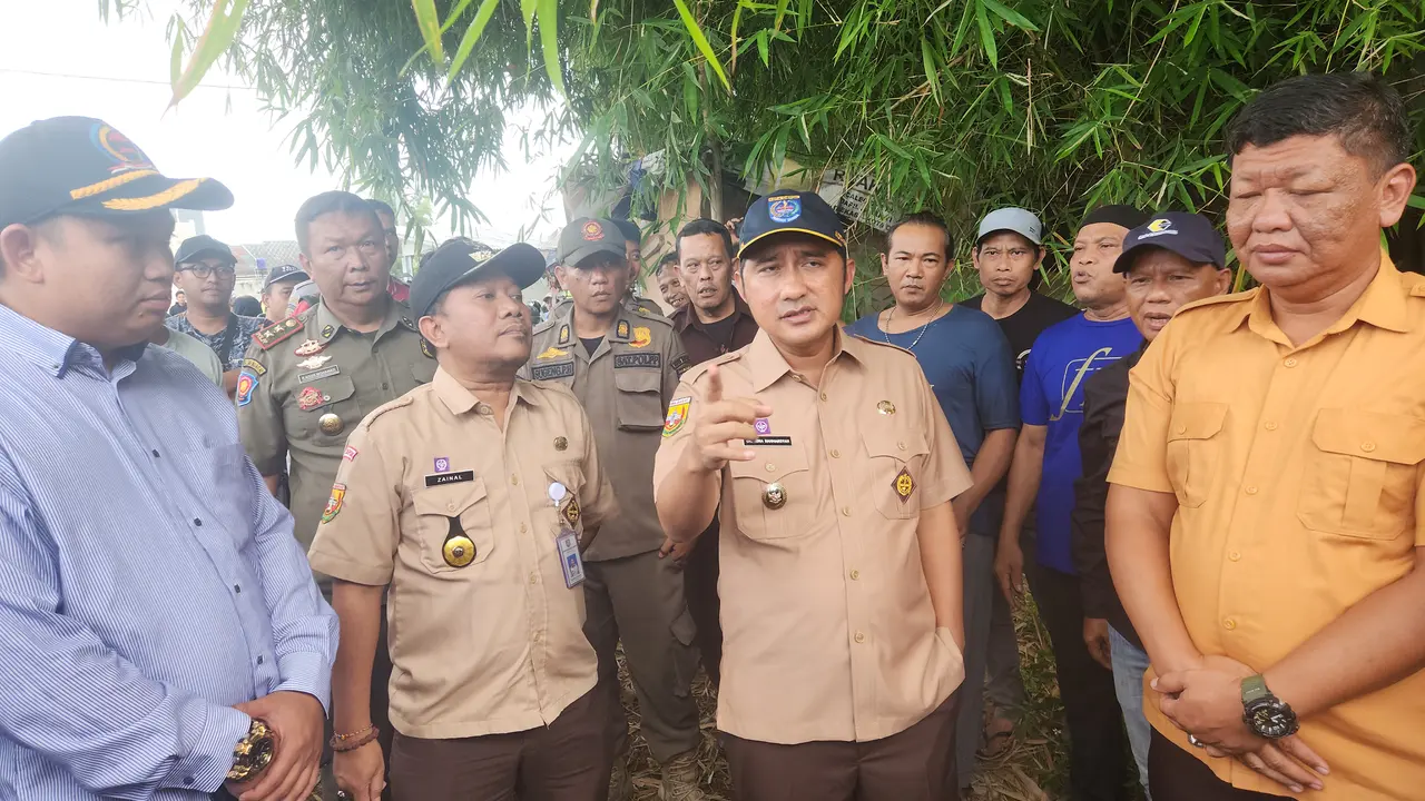 Wakil Wali Kota Depok, Chandra Rahmansyah berdiskusi dengan dua kelompok warga yang sempat bersitegang soal jembatan jalan, Cilodong, Depok.