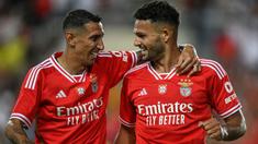 Selebrasi pemain Benfica, Angel di Maria (kiri) dan Goncalo Ramos, setelah keduanya berhasil menjebol gawang Al Nassr dalam pertandingan pramusim yang berlangsung di Estadio Algarve, Portugal, Jumat (21/7/2023) WIB. Ramos menyumbang brace untuk klubnya pada menit ke-30 dan menit ke-38. (AFP/Patricia De Melo Moreira)