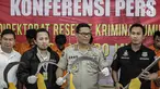 Kabid Humas Polda Metro Jaya, Kombes Pol Argo Yuwono memperlihatkan barang bukti hasil sejumlah kasus kejahatan di Resmob Polda Metro Jaya, Rabu (6/3). Pada rilis gabungan itu petugas berhasil mengungkap sebanyak lima kasus. (Liputan6.com/Faizal Fanani)