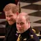 Pangeran Harry (kiri) dan Pangeran William (kanan) duduk di kursi sebelum psosesi pernikahan Pangeran Harry dengan Meghan Markle di Kapel St. George, Kastil Windsor, Inggris, Sabtu (19/5). (UK Pool/Sky News via AP)