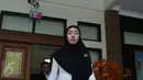 Aktris Bella Shofie saat tiba di ruang sidang Pengadilan Agama Jakarta Selatan, Rabu (23/03/2016). Sidang Cerai Bella Shofie dengan agenda mediasi ditunda karena pihak dari suryono tidak hadir. (Liputan6.com/Herman Zakharia)