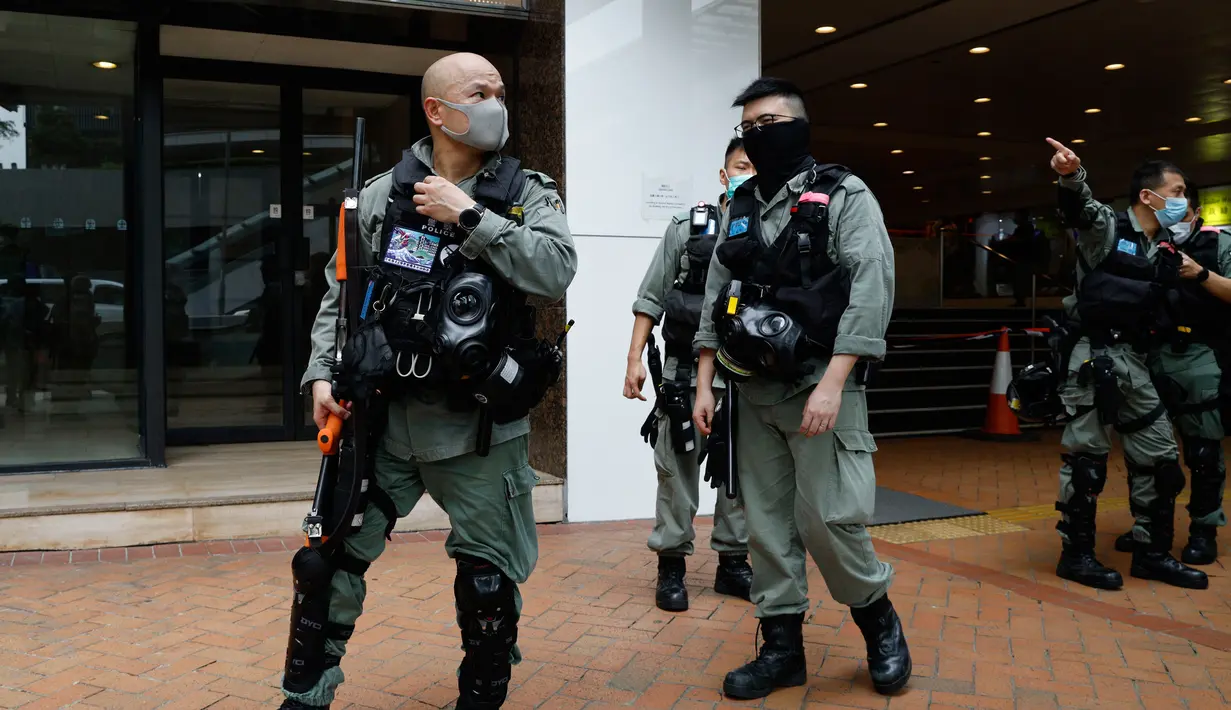 Polisi anti huru hara melakukan penjagaan di luar Gedung Dewan Legislatif di Hong Kong, Rabu (27/5/2020). Penjagaan ekstra dilakukan menimbang kemungkinan aksi menentang RUU yang mengkriminalkan penghinaan terhadap lagu kebangsaan China dan pemberlakuan UU keamanan nasional. (AP Photo/Kin Cheung)
