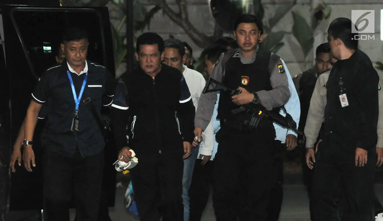 Wali Kota Pasuruan Setiyono (kedua kiri) dikawal polisi bersenjata setibanya di gedung KPK, Jakarta, Jumat (5/10). KPK melakukan operasi tangkap tangan (OTT) terhadap Setiyono dan lima orang lainnya terkait proyek di Pasuruan. (Merdeka.com/Dwi Narwoko)