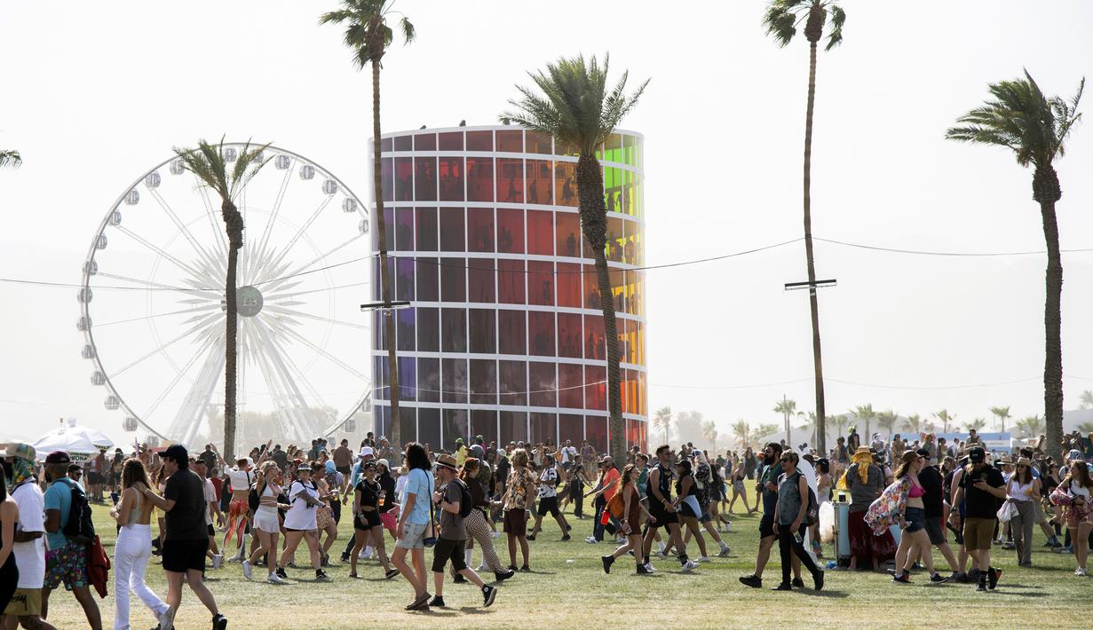 Pengunjung menghadiri Coachella Music and Arts Festival di Empire Polo Club, Indio, California, Amerika Serikat, 16 April 2022. Niki Zefanya dan Rich Brian menjadi musisi Indonesia pertama yang tampil di Coachella. (Photo by Amy Harris/Invision/AP)