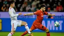 Aksi pemain Leverkusen, Kevin Volland melepaskan umpan saat dibayangi pemain Bayern Munchen, James Rodriguez (kiri) pada lanjutan Budesliga di Bay Arena, Laverkusen, (12/1/2018). Bayern Munchen menang 3-1. (AFP/Sascha Schuermann)