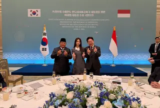 Presiden Prabowo Subianto menyempatkan diri bertemu Carmen, anggota asal Indonesia di grup K-pop Hearts2Hearts, di sela kunjungannya ke Korea Selatan, Kamis (1/4/2026) (Tim Media Presiden)
