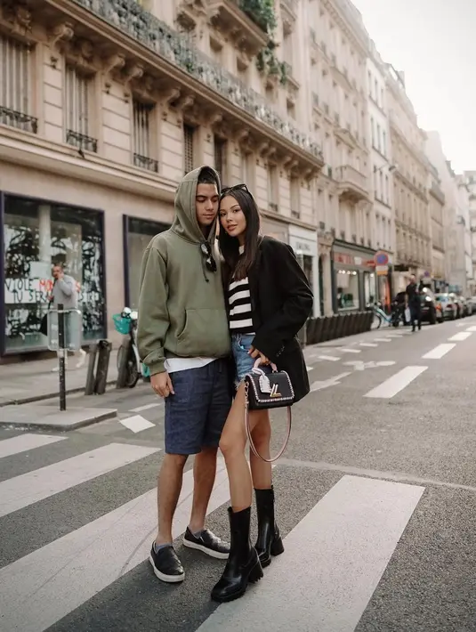 Alyssa yang berprofesi sebagai model selalu tampil modis dengan beragam gaya, berbasis di Paris tentunya semakin tampil stylish. Ia pun ikut mendandani gaya Alghazali jadi makin trendi (Foto: Instargam @alyssadaguise)