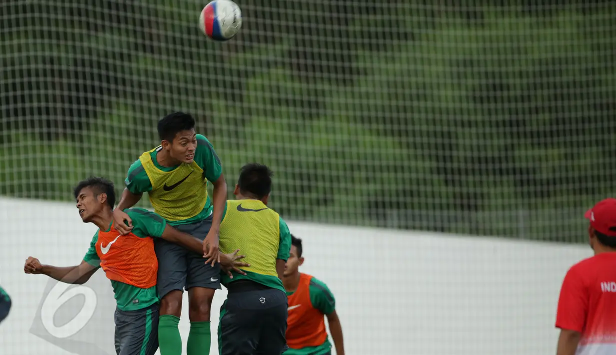 Jelang laga lanjutan penyisihan grup A SEA Games 2015, timnas Indonesia U-23 melakukan latihan di Temasek Polytechnic, Singapura, Kamis (4/6/2015). Sejumlah penggawa timnas Indonesia berlatih penguasaan bola atas. (Liputan6.com/Helmi Fithriansyah)