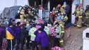 Petugas pemadam kebakaran mengevakuasi jasad korban kebakaran rumah sakit Sejong di Milyang, Korea Selatan, Jumat (26/1). Mereka yang telah dievakuasi kini dirawat di empat rumah sakit berbeda yang letaknya tak jauh dari lokasi. (YONHAP / AFP)