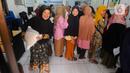 Keluarga penerima manfaat (KPM) membawa bantuan sosial pangan beras saat berlangsung penyaluran di kantor Kelurahan Meruyung, Depok, Sabtu  (11/5/2024). (merdeka.com/Arie Basuki)