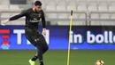 Kiper AC Milan, Gianluigi Donnarumma, berusaha mengontrol bola saat berlatih di Doha, Qatar, Kamis (22/12/2016). Latihan ini merupakan persiapan jelang laga penuh gengsi, Supercoppa Italiana melawan Juventus. (AFP/Karim Jaafar)