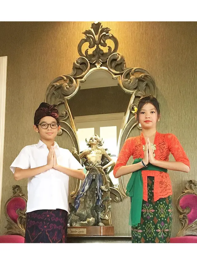 Beranjak Remaja, Ini 6 Potret Anak Kembar Cornelia Agatha yang Makin Menawan