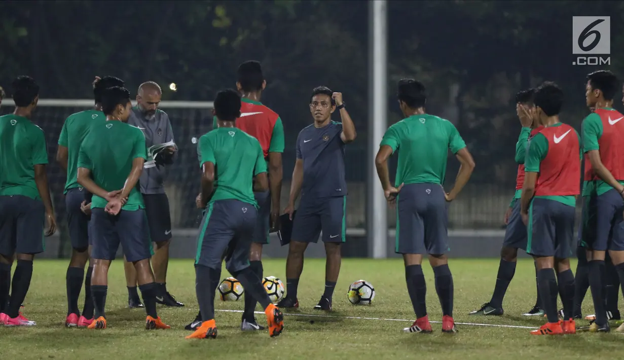 Pelatih Timnas Indonesia U-19, Bima Sakti (tengah) memberi arahan saat latihan perdana jelang laga melawan Jepang U-19 di Lapangan A Kompleks GBK, Jakarta, Kamis (22/3). Laga kedua tim akan digelar Minggu (25/3). (Liputan6.com/Helmi Fithriansyah)