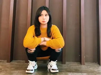 Brisia Jodie, sosok penyanyi yang merupakan finalis Indonesian Idol musim ke–9. Gadis kelahiran 30 Maret 1996 di Yogyakarta ini juga menulis sendiri lagu-lagunya. (Liputan6.com/IG/@brisiajodie96)