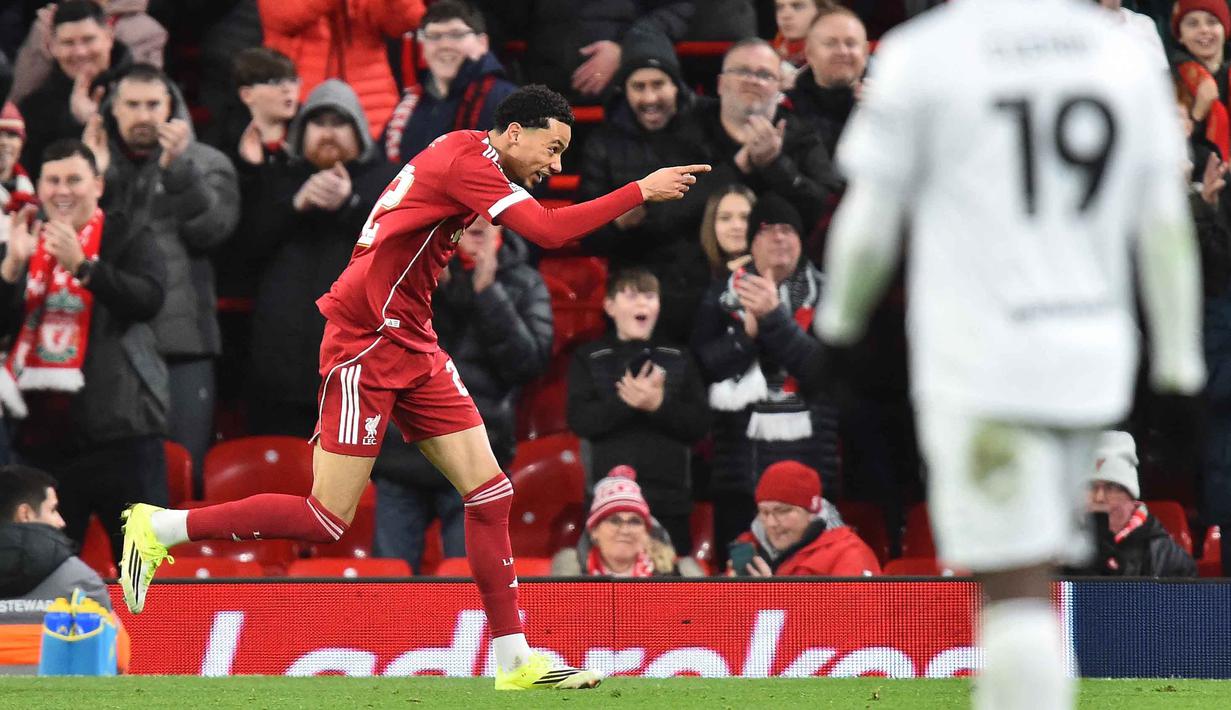 Gol Hugo Ekitike pada menit ke-90+4 menutup keunggulan Liverpool atas Barnsley di putaran ketiga Piala FA Inggris. Tampak dalam foto, striker Liverpool asal Prancis, Hugo Ekitike merayakan golnya saat pertandingan putaran ketiga Piala FA Inggris melawan Barnsley di Stadion Anfield, pada Senin 12 Januari 2026 waktu setempat atau Selasa (13/1/2026) dini hari WIB. (PETER POWELL/AFP)
