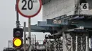 Aktivitas pekerja saat menyelesaikan proyek pembangunan jalan layang atau Flyover Cakung, Jakarta, Kamis (2/7/2020). Proyek flyover berbiaya Rp261 miliar itu ditargetkan rampung Desember 2020 dan diharapkan mampu mengurai titik kemacetan akibat perlintasan sebidang. (merdeka.com/Iqbal S Nugroho)