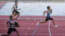 Lalu Mohammad Zohri pelari 100 meter putra asal Nusa Tenggara Barat (kanan) meninggalkan lawan-lawannya saat beraksi pada PON XX Papua 2021 di Stadion Atletik  Mimika Sport Complex, Kabupaten Mimika, Papua, Rabu (6/10/2021). (Foto: PB PON XX PAPUA 2021/Peksi Cahyo)
