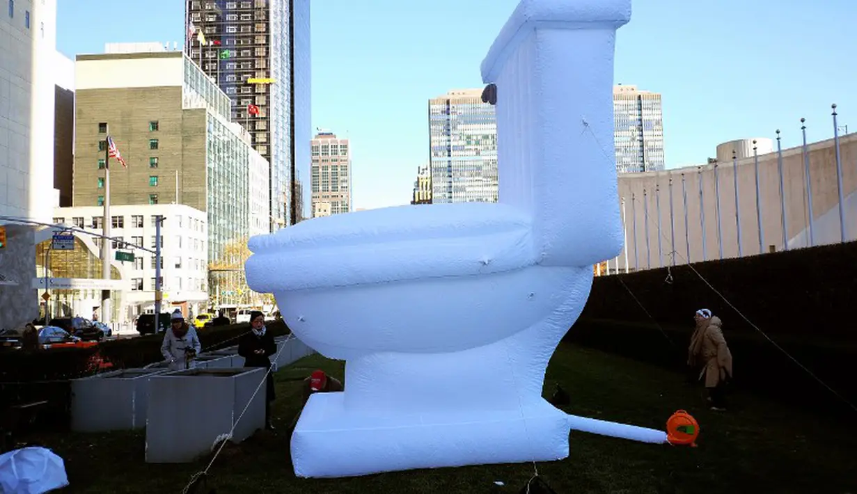 Toilet raksasa tersebut bukanlah toilet sungguhan. Toilet tersebut dibuat dari bahan plastik yang diisi dengan angin. Foto diambil pada 19 November 2014.(AFP Photo/Jewel Samad)