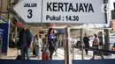 Penumpang berjalan dengan membawa barang bawaannya di Stasiun Pasar Senen, Jakarta, Kamis (21/12/2023). (Liputan6.com/Angga Yuniar)