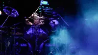 Aksi drummer Scorpions Mikkey Dee saat tampil dalam festival musik Rock in Rio, Rio de Janeiro, Brasil, Sabtu (5/10/2019). (AP Photo/Leo Correa)