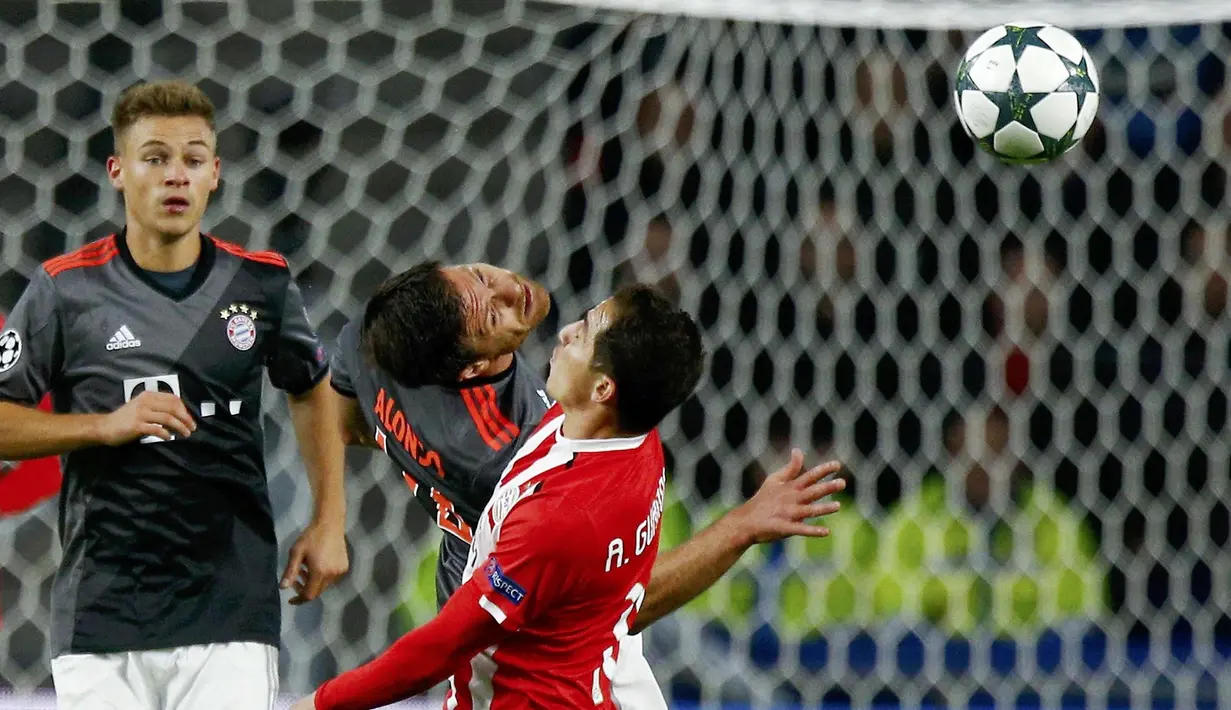 Pemain Bayern Munich, Xabi Alonso menghalau bola dari kejaran pemain PSV Eindhoven, Andres Guardado pada laga grup D Liga Champions di PSV Stadium, Eindhoven, (01/11/2016). (REUTERS/Michael Kooren)