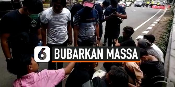 VIDEO: Polisi Bubarkan Massa di Sekitar Gedung DPR