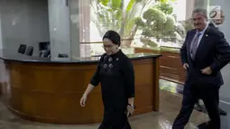 Menlu RI, Retno Marsudi diikuti Menlu Luxemburg Jean Asselborn menuju pertemuan di Gedung Kemenlu, Jakarta, Selasa (30/5). Dalam kunjungannya Jean dan Menlu Retno membahas kerja sama dalam bidang keuangan dan investasi (Liputan6.com/Faizal Fanani)