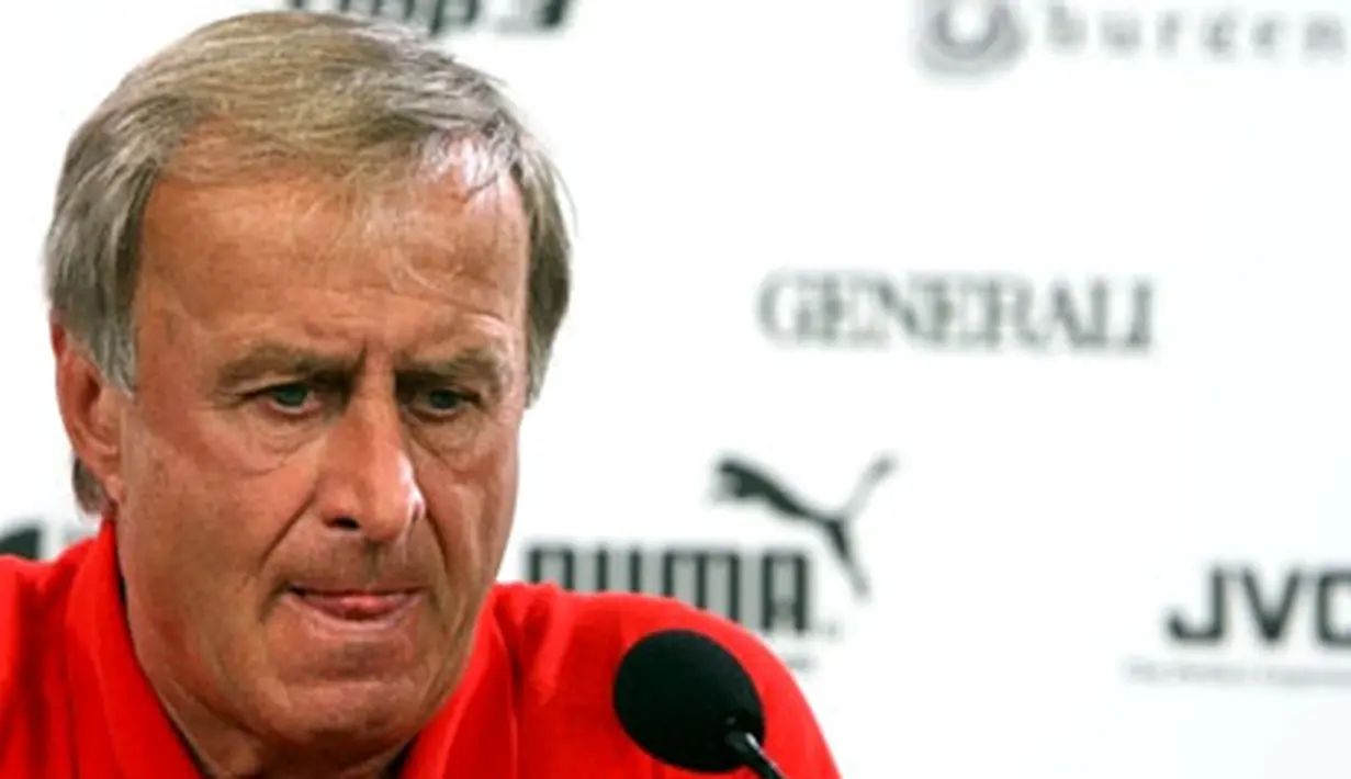 Austrian national team head coach Josef Hickersberger speaks during a press conference in Stegersbach, some 120 km outsude Vienna on June 6, 2008. AFP PHOTO / YURI KADOBNOV