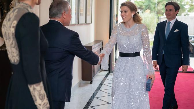 Putri Beatrice hadir di royal wedding Yordania, Kamis (1/6/2023), dengan busana dan aksesoris yang menawan. (ROYAL HASHEMITE COURT)