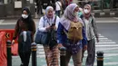 Sebagaimana diketahui, setiap 21 April, bangsa Indonesia memperingati kelahiran Raden Ajeng Kartini. Tampak dalam foto, sejumlah perempuan mengenakan kebaya saat melintas di sekitar kawasan Bundaran Hotel Indonesia, Jakarta, Selasa (21/4/2026). (Kapanlagi.com/Budy Santoso)