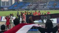 Pemandangan dari tribune Stadion Olympic Phnom Penh, saat pemain Timnas Indonesia U-22 menghampiri suporter setelah laga kontra Vietnam, Sabtu (13/5/2023). (Bola.com/Gregah Nurikhsani)