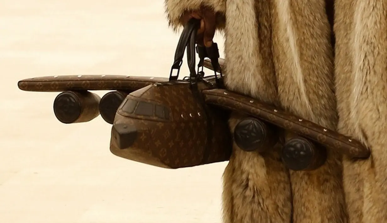 Louis vuitton pun membuat tas yang cukup unik, seperti replika sebuah pesawat. Lengkap dengan sayap pesawat, jendela pilot, dan dihiasi dengan warna cokelat dan font tulis LV yang menjadi ciri khasnya. @Louis vuitton