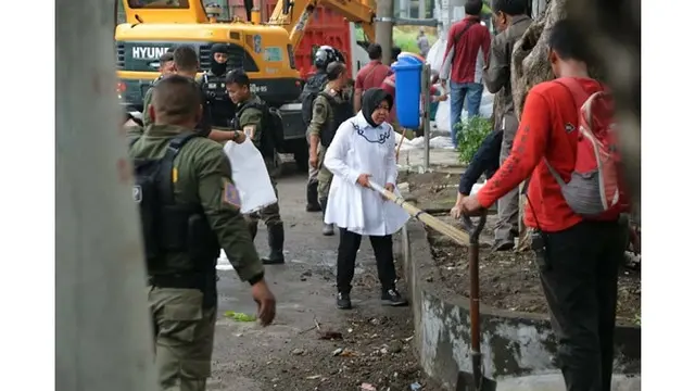 Ikut Bantu Warga, Ini 7 Potret Tri Rismaharini saat Lakukan Kerja Bakti
