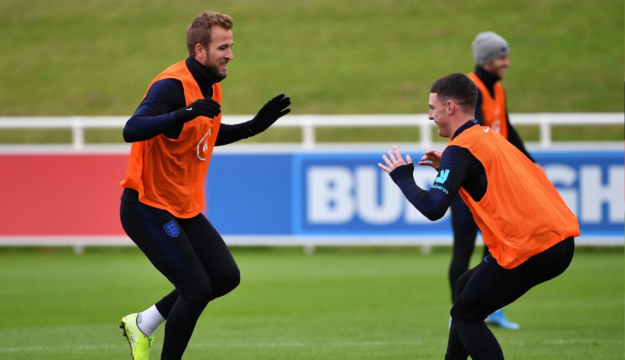Striker Inggris Harry Kane (kiri) dan bek  Declan Rice (kanan) melakukan pemanasan saat mengikuti sesi latihan tim di St George's Park di Burton-on-Trent (6/9/2019). Inggris akan bertanding melawan Bulgaria pada grup A kualifikasi Euro 2020 di stadion Wambley. (AFP Photo/Paul Ellis)