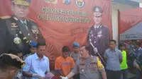 Kapolres Bangkalan AKBP Bobby Paludin Tambunan saat menggelar jumpa pers penangkapan pembunuh sadis di pasar Tonaan, Kecamatan Burneh. (Liputan.com/Musthofa Aldo)