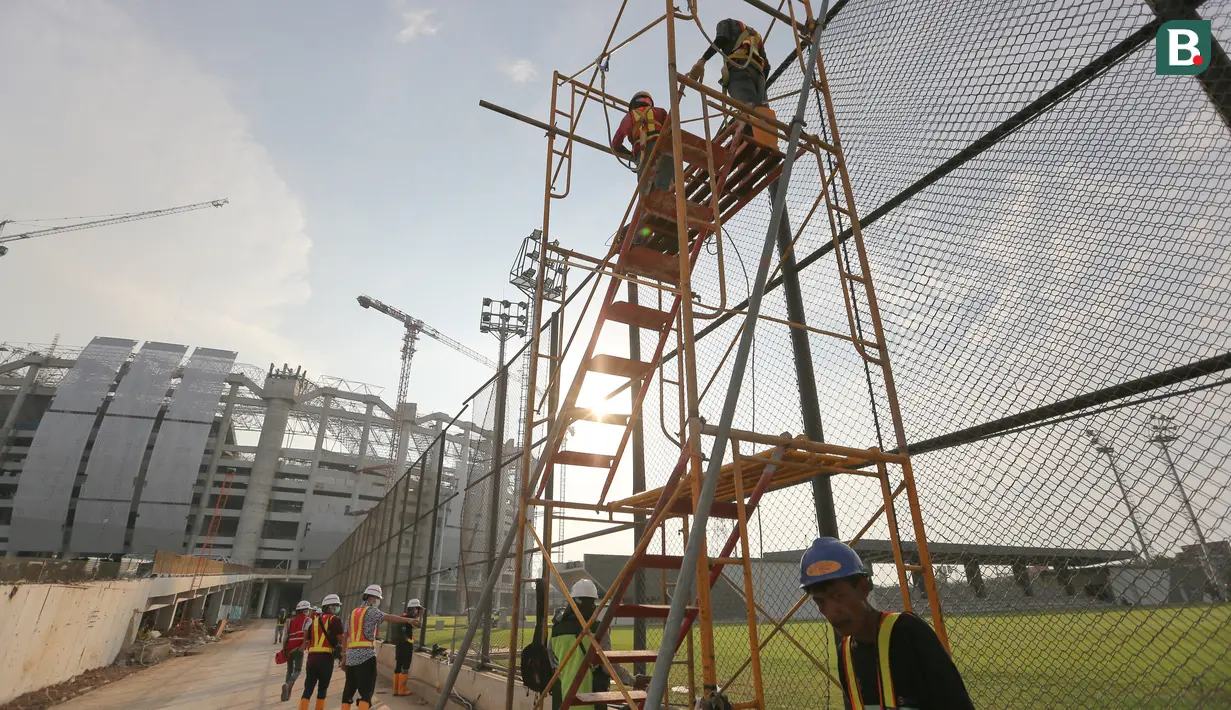 Suasana pembangunan Jakarta International Stadium (JIS) yang terletak di Papanggo, Jakarta Utara, Selasa (31/08/2021) sore WIB. PT Jakarta Propertindo (Jakpro) mencatat bahwa stadion yang diproyeksikan berkapasitas 82.000 penonton tersebut telah mencapai 69 persen. (Bola.com/Bagaskara Lazuardi)