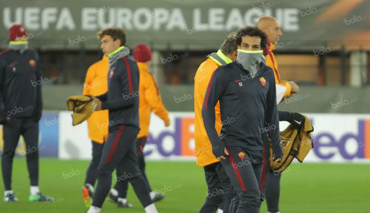 Meski sudah cukup lama bermain di Eropa, gelandang serang AS Roma asal Mesir, Mohammed Salah, masih tak kuat dengan udara dingin hingga 1 derajat celcius di ibu kota Austria. (Bola.com/Reza Khomaini)