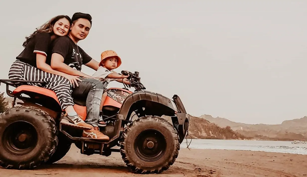 Dari pernikahannya, pasangan ini dikaruniai anak laki-laki yang menggemaskan bernama Darren Mikail Vilvatama Darko. Meski sibuk, pasangan ini selalu menyempatkan waktu untuk putra semata wayangnya.  (Liputan6.com/IG/@_dennydarko_/)