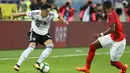 Pemain Jerman, Mesut Ozil Jerman (kiri) berebut bola dengan David Alaba dalam laga persahabatan melawan Austria di Klagenfurt, Austria, Sabtu (2/6). Timnas Jerman takluk 1-2 dari Austria. (AP Photo/Ronald Zak)