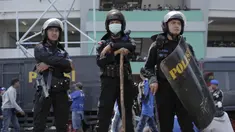 Petugas kepolisian berjaga di gerbang masuk Stadion GBLA, Jawa Barat, Minggu (23/9/2018). Pengamanan jelang laga Persib Bandung kontra Persija Jakarta diperketat. (Bola.com/M Iqbal Ichsan)