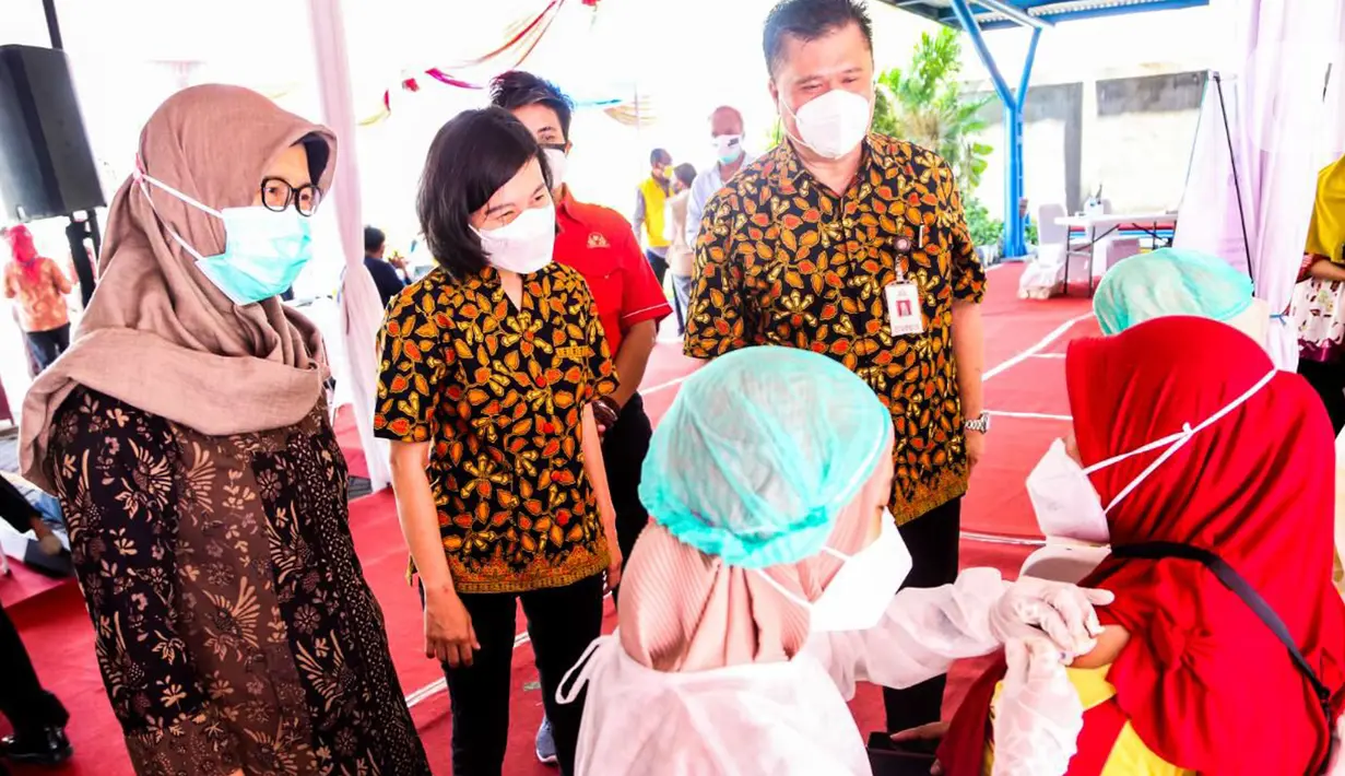 (Ki-ka) Kadis Kesehatan Kota Surabaya Nanik Sukristina, Kepala Perencanaan Operasi Sampoerna Sinta Hartanto dan Kepala Pabrik Markus Hosea meninjau kegiatan vaksinasi dosis ketiga (booster) bagi karyawan Sampoerna di Surabaya, Jawa Timur, (24/2/2022). (Liputan6.com/HO/Sampoerna)
