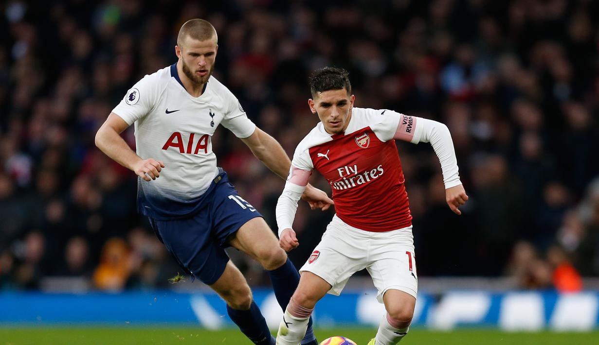 Gelandang Arsenal, Lucas Torreira ditempel oleh pemain Tottenham, Eric Dier dalam laga lanjutan Liga Inggris pekan ke-14 yang berlangsung di stadion Emirates, London, Minggu (2/12). Arsenal menang atas Tottenham Hotspur 2–1. (AFP/Ian Kington)