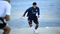 Pemain Lyon Houssem Aouar berlari di tanjakan selama sesi latihan di Stadion Restelo, Lisbon, Portugal, Selasa (18/8/2020). Lyon akan menghadapi Bayern Munchen pada pertandingan semifinal Liga Champions. (Franck Fife/Pool via AP)