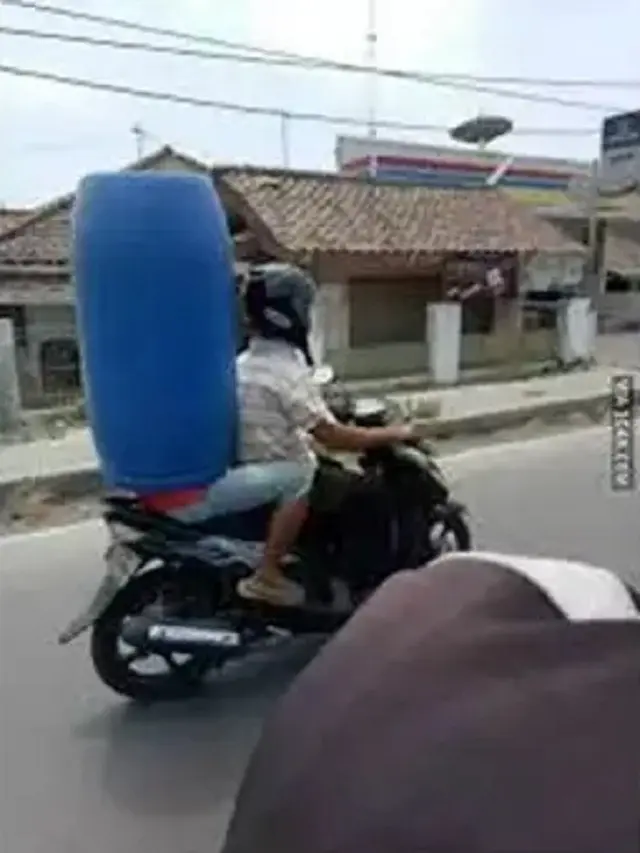 6 Kelakuan Pengendara Bawa Perkakas Dapur Ini Bikin Geleng Kepala
