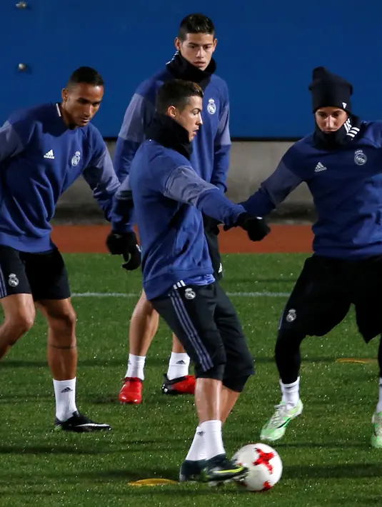 Gelandang Real Madrid, Cristiano Ronaldo berusaha mengontrol bola saat berlatih  berlatih jelang Final Piala Dunia Antar Klub di Yokohama, Jepang  (17/12). Real Madrid akan berhadapan dengan Kashima Antlers asal Jepang. (REUTERS / Toru Hanai)