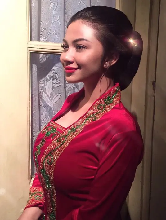 Bintang film berusia 23 tahun juga tampil anggun dengan kebaya berwarna marun ini. Rambutnya ditata rapi dengan sanggul, membuatnya kian cantik. (Liputan6.com/IG/@arieltatum)