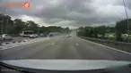 Sebuah sedan yang melaju dengan kecepatan tinggi tiba-tiba memotong jalan dan menabrak truk. 